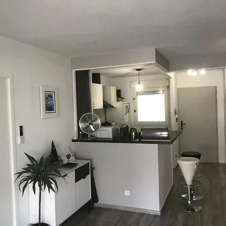 Location F2 Juan Les Pins Апартаменты *